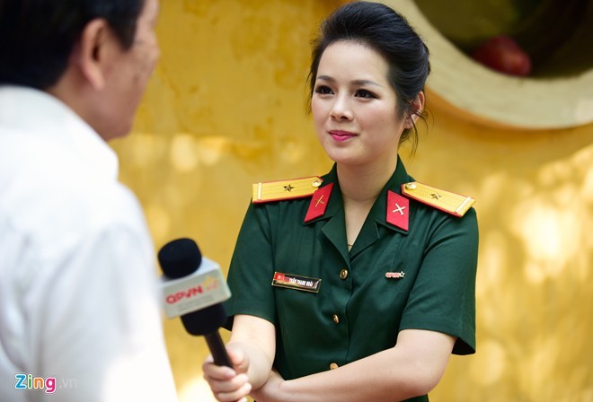 Ngam nu MC xinh dep khoe khoan trong mau ao linh-Hinh-3